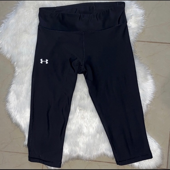 SOLD UNDER ARMOUR Black Cropped Leggins - Picture 2 of 6